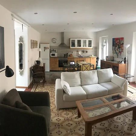 Luminoso Y Grande En El Centro De Apartamento Cádis